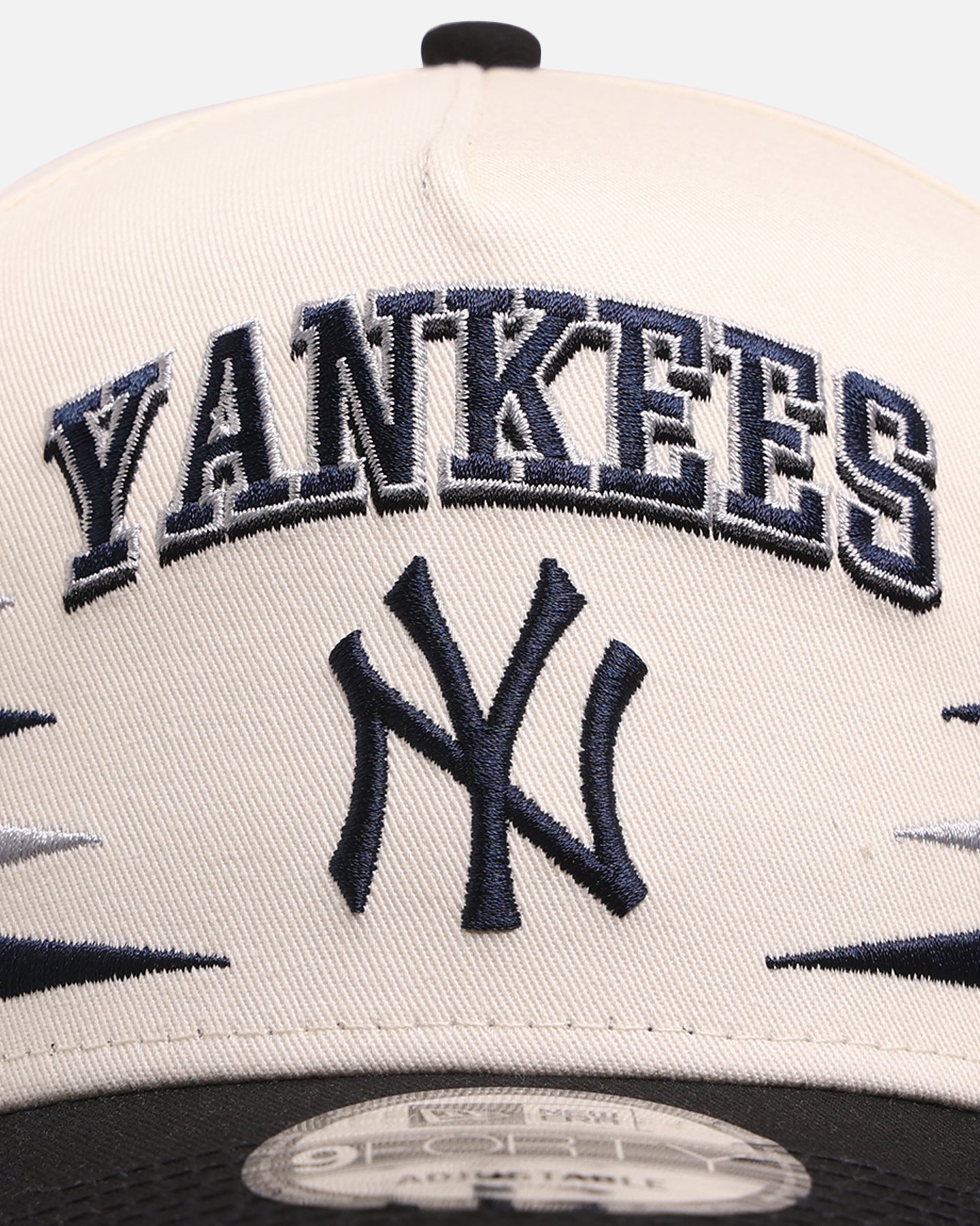 New Era New York Yankees 'Regency Crown' 9FORTY A-Frame Snapback Chrome White/Black