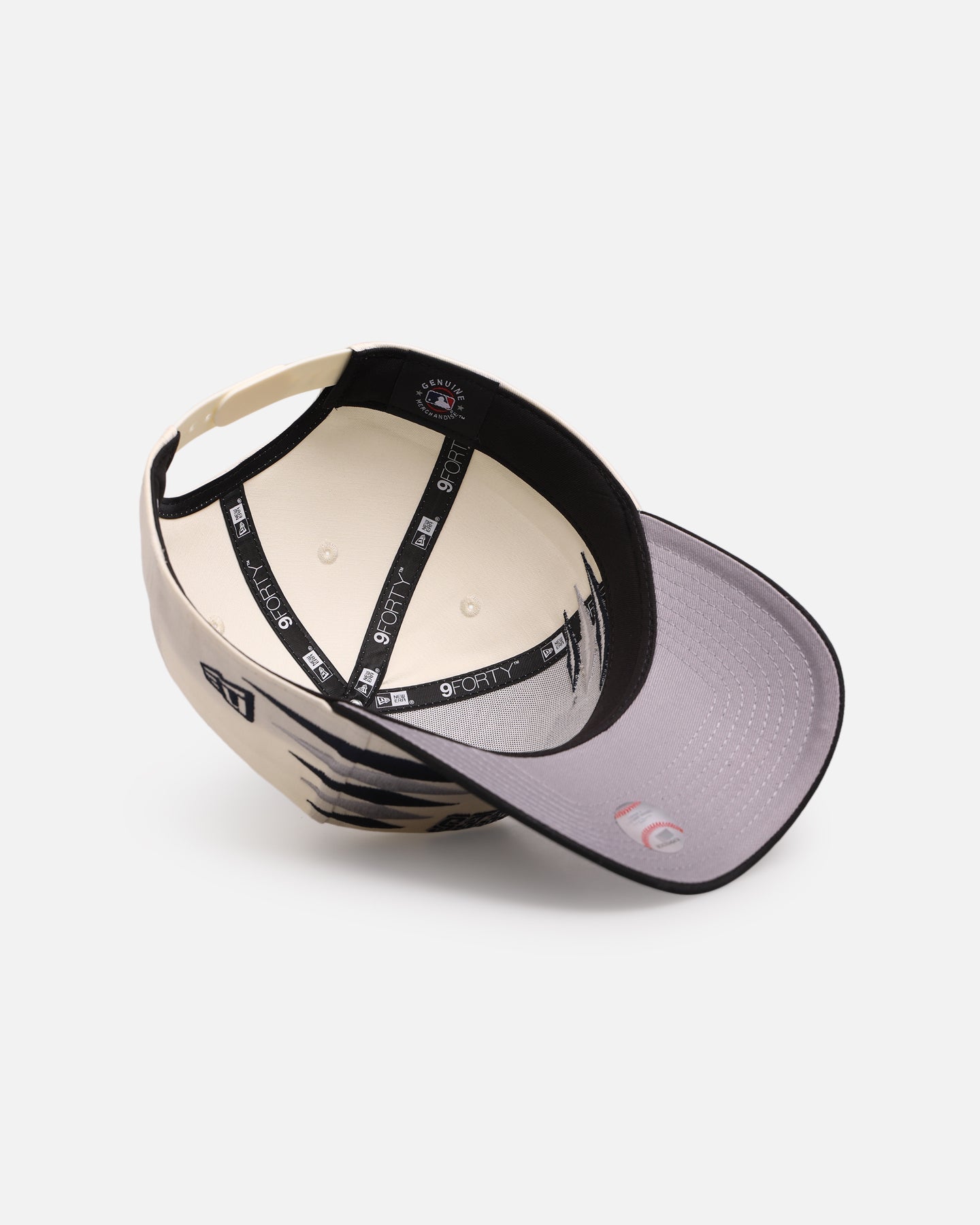 New Era New York Yankees 'Regency Crown' 9FORTY A-Frame Snapback Chrome White/Black